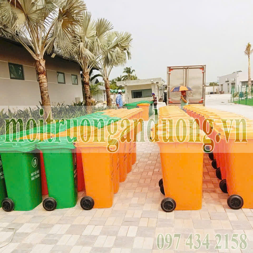 Thùng rác công cộng 120 lít, 240 lít có màu xanh, cam dùng để phân loại rác