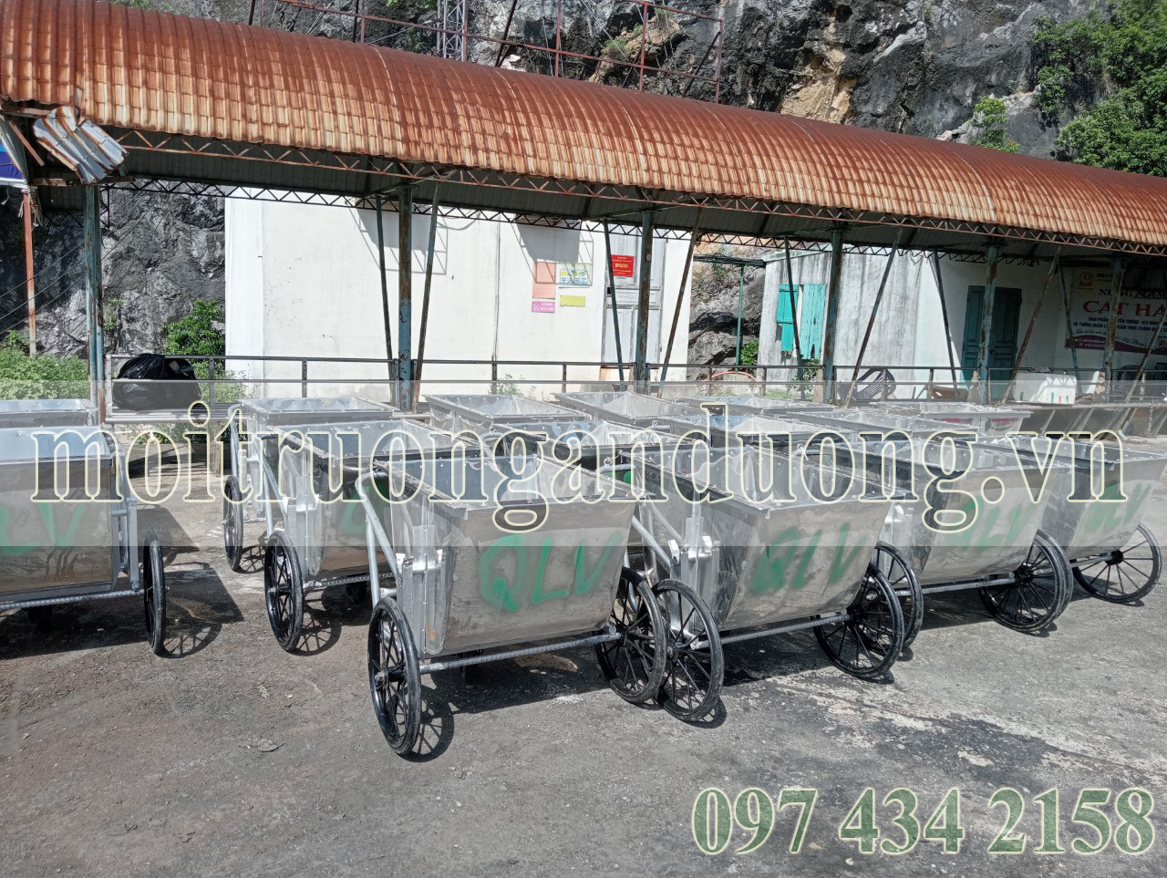 Bàn giao và lắp đặt xe gom rác inox 400 lít tại Đảo Cát Bà