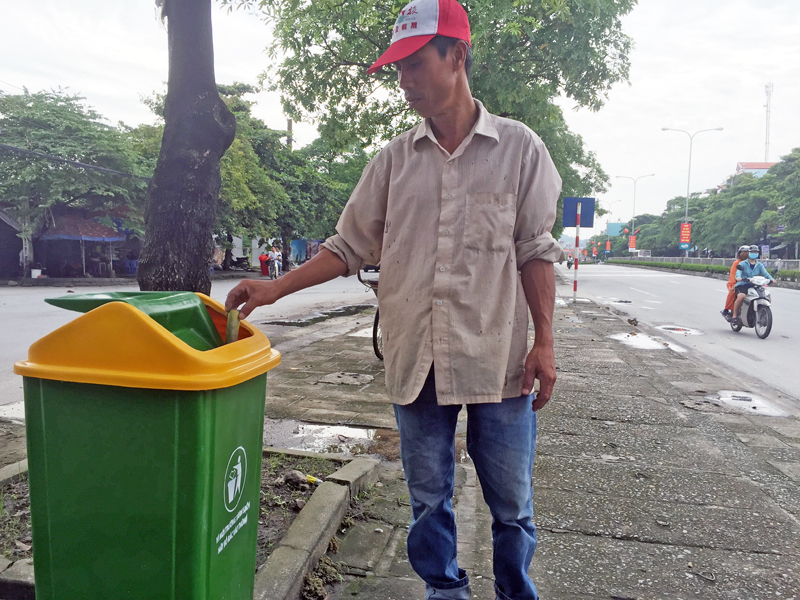 Sử dụng thùng rác công cộng giữ cho môi trường luôn sạch đẹp